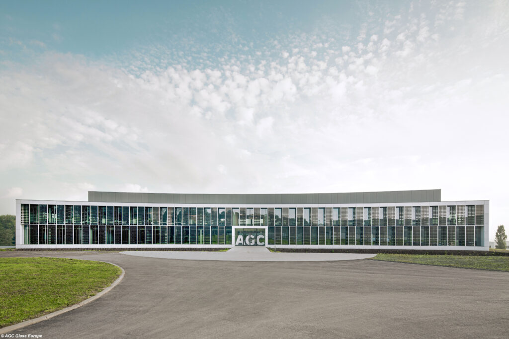 Nella foto, l’AGC Technovation Centre, il nuovo centro di ricerca e fiore all’occhiello di AGC Glass Europe, inaugurato il 5 novembre 2014 a Gosselies (Charleroi)